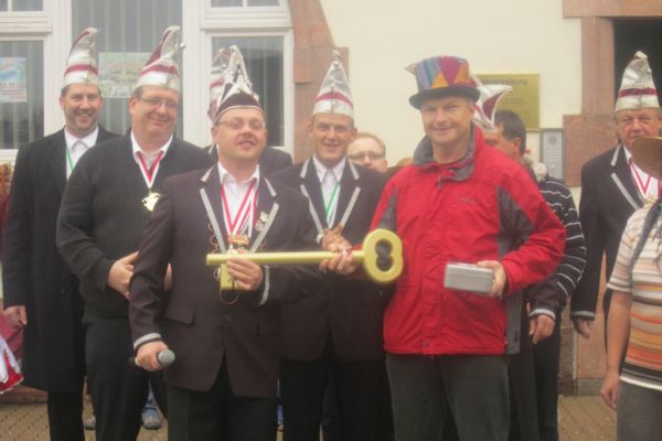 schluesseluebergabe-2012-1461A888ABD-F25B-EBF3-9E7A-8E51A9A4D5CC.jpg